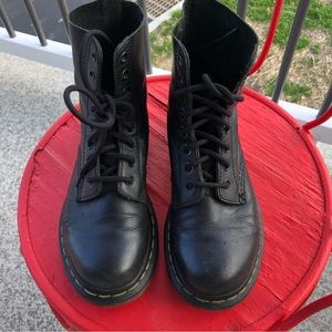 Dr. Martens Women’s Pascal Virginia black Leather boots size 6 Doc Martens